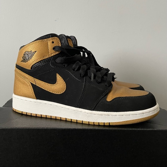 Jordan 1 Retro Melo black and gold sneakers - Picture 6 of 7